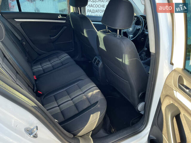 Белый Фольксваген Гольф, объемом двигателя 1.6 л и пробегом 327 тыс. км за 7800 $, фото 13 на Automoto.ua