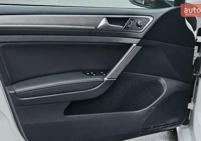 Белый Фольксваген Гольф, объемом двигателя 1.6 л и пробегом 214 тыс. км за 10800 $, фото 12 на Automoto.ua