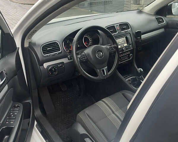 Белый Фольксваген Гольф, объемом двигателя 1.6 л и пробегом 177 тыс. км за 9900 $, фото 14 на Automoto.ua