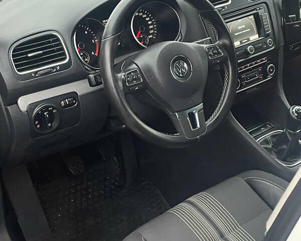 Белый Фольксваген Гольф, объемом двигателя 1.6 л и пробегом 177 тыс. км за 9900 $, фото 15 на Automoto.ua