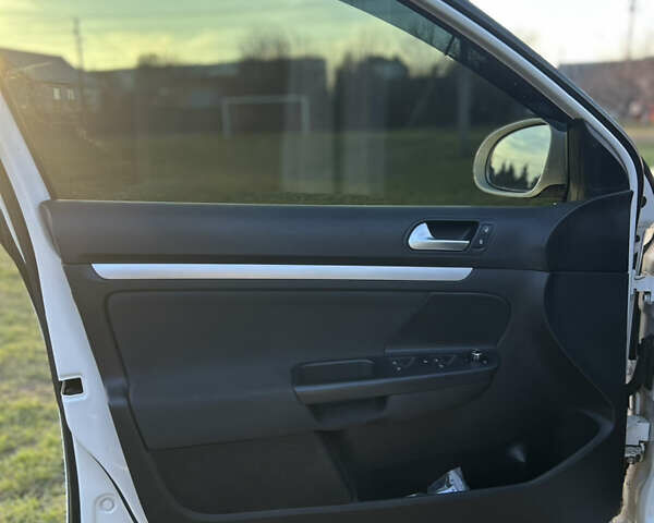 Белый Фольксваген Гольф, объемом двигателя 1.6 л и пробегом 206 тыс. км за 9999 $, фото 11 на Automoto.ua