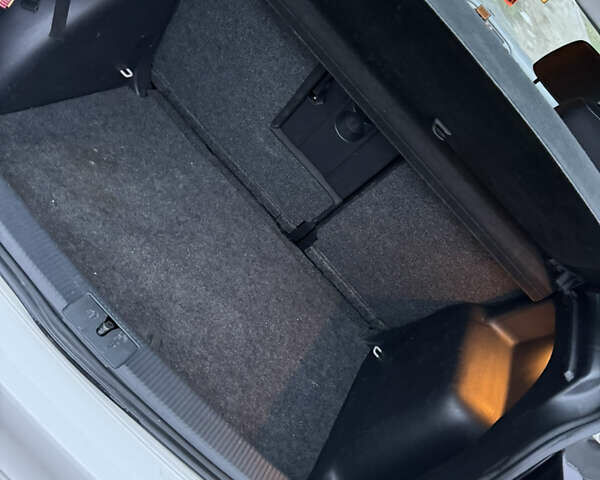 Білий Фольксваген Гольф, об'ємом двигуна 1.6 л та пробігом 267 тис. км за 8700 $, фото 6 на Automoto.ua