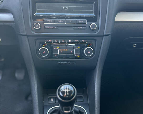 Белый Фольксваген Гольф, объемом двигателя 1.6 л и пробегом 206 тыс. км за 9999 $, фото 14 на Automoto.ua