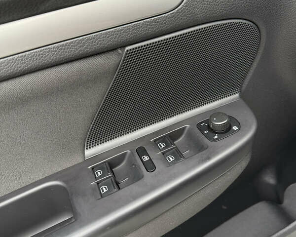 Белый Фольксваген Гольф, объемом двигателя 1.6 л и пробегом 228 тыс. км за 7900 $, фото 15 на Automoto.ua