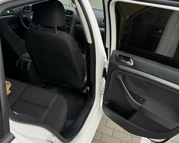 Белый Фольксваген Гольф, объемом двигателя 1.6 л и пробегом 228 тыс. км за 7900 $, фото 10 на Automoto.ua