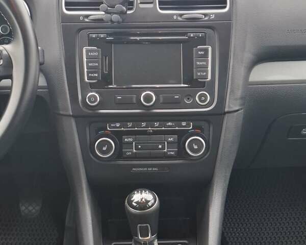 Белый Фольксваген Гольф, объемом двигателя 1.6 л и пробегом 293 тыс. км за 9300 $, фото 9 на Automoto.ua