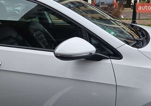 Белый Фольксваген Гольф, объемом двигателя 1.6 л и пробегом 214 тыс. км за 10800 $, фото 5 на Automoto.ua