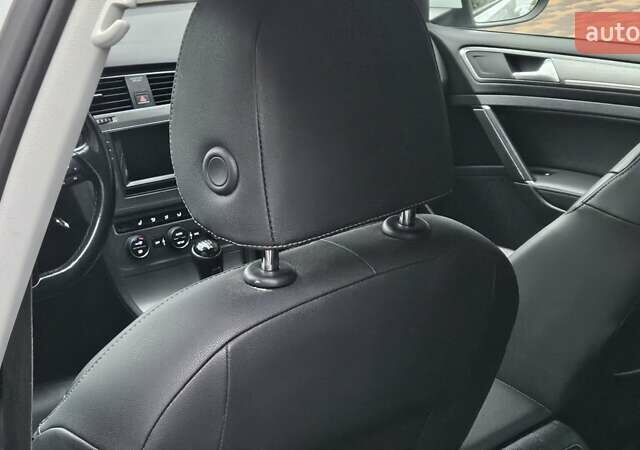 Белый Фольксваген Гольф, объемом двигателя 1.6 л и пробегом 214 тыс. км за 10800 $, фото 19 на Automoto.ua