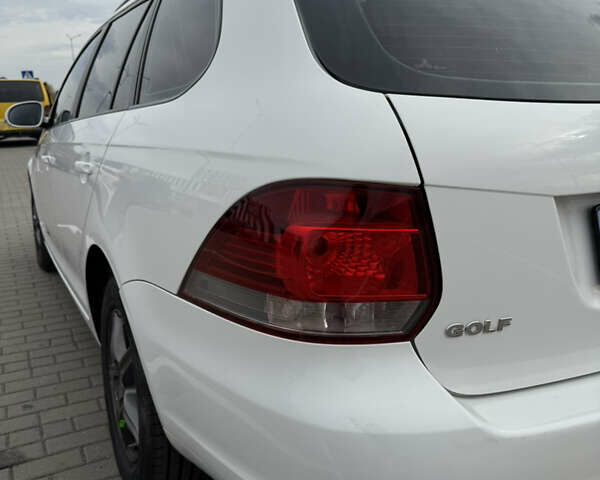 Белый Фольксваген Гольф, объемом двигателя 1.6 л и пробегом 228 тыс. км за 7900 $, фото 6 на Automoto.ua