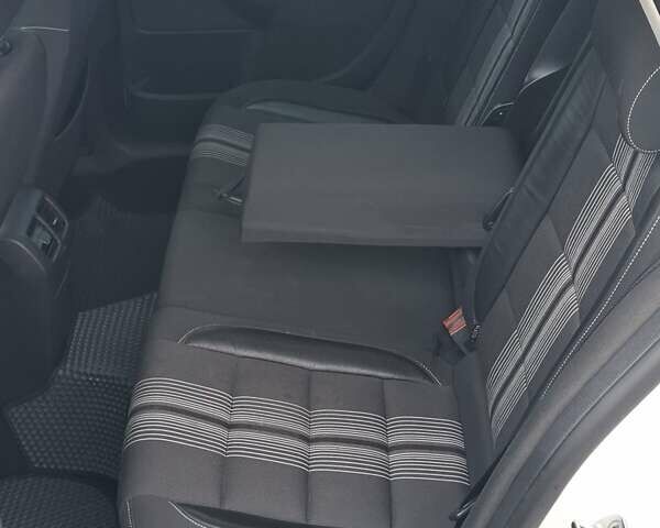 Белый Фольксваген Гольф, объемом двигателя 1.6 л и пробегом 293 тыс. км за 9300 $, фото 14 на Automoto.ua