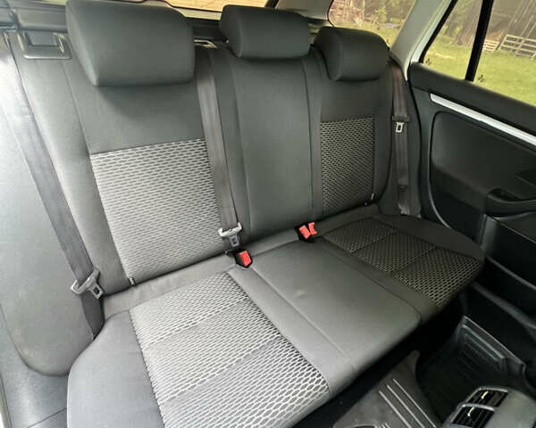 Белый Фольксваген Гольф, объемом двигателя 1.6 л и пробегом 228 тыс. км за 7900 $, фото 19 на Automoto.ua