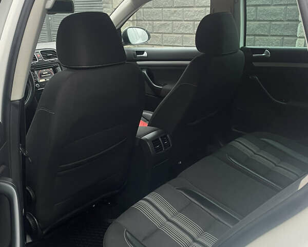 Белый Фольксваген Гольф, объемом двигателя 1.6 л и пробегом 177 тыс. км за 9900 $, фото 20 на Automoto.ua