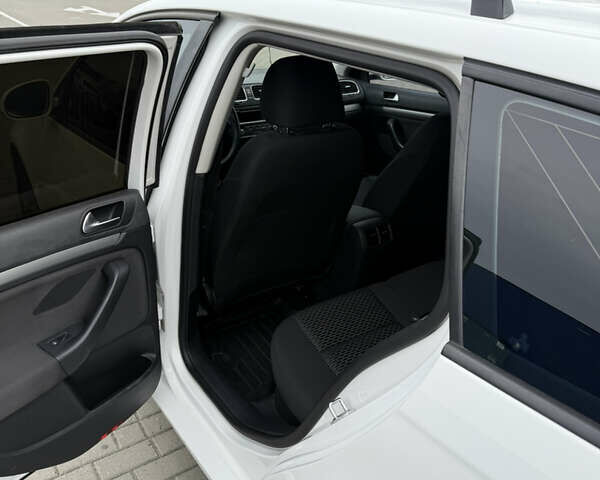 Белый Фольксваген Гольф, объемом двигателя 1.6 л и пробегом 228 тыс. км за 7900 $, фото 9 на Automoto.ua