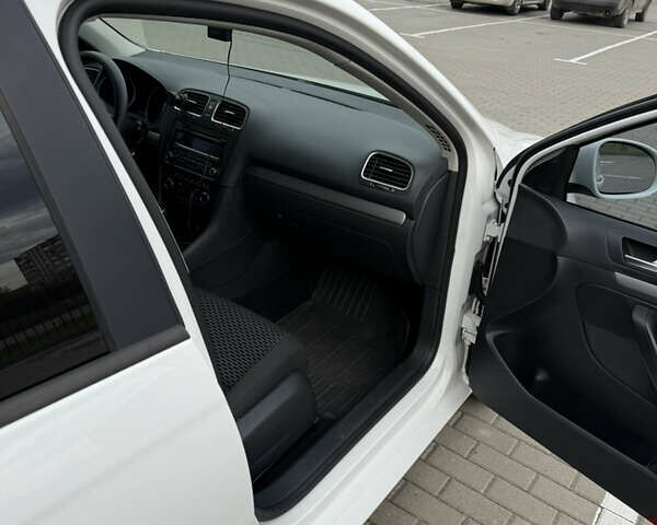 Белый Фольксваген Гольф, объемом двигателя 1.6 л и пробегом 228 тыс. км за 7900 $, фото 11 на Automoto.ua