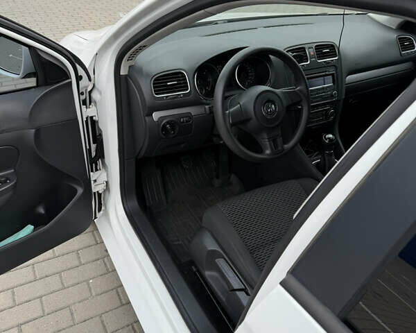 Белый Фольксваген Гольф, объемом двигателя 1.6 л и пробегом 228 тыс. км за 7900 $, фото 8 на Automoto.ua