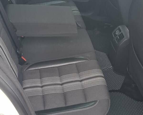 Белый Фольксваген Гольф, объемом двигателя 1.6 л и пробегом 293 тыс. км за 9300 $, фото 15 на Automoto.ua