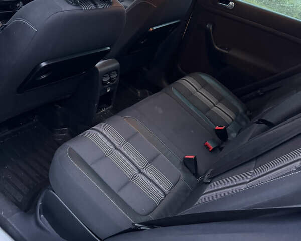 Білий Фольксваген Гольф, об'ємом двигуна 1.6 л та пробігом 267 тис. км за 8700 $, фото 5 на Automoto.ua