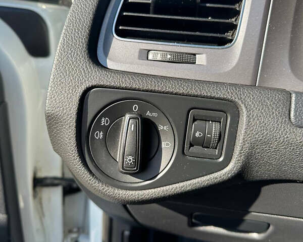 Белый Фольксваген Гольф, объемом двигателя 1.6 л и пробегом 203 тыс. км за 10500 $, фото 5 на Automoto.ua