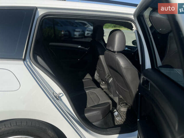 Белый Фольксваген Гольф, объемом двигателя 1.6 л и пробегом 268 тыс. км за 11000 $, фото 11 на Automoto.ua