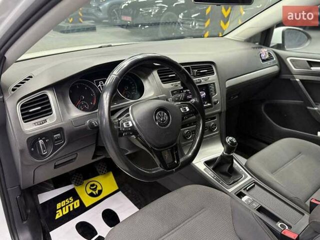 Фольксваген Гольф 2014 в Черновцах на Automoto.ua Белый Фольксваген Гольф, объемом двигателя 1.6 л и пробегом 231 тыс. км за 11400 $, фото 8 на Automoto.ua