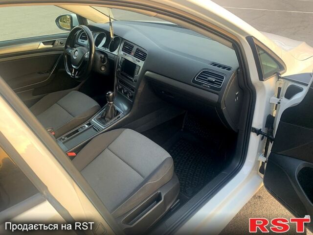 Белый Фольксваген Гольф, объемом двигателя 1.6 л и пробегом 258 тыс. км за 10700 $, фото 6 на Automoto.ua