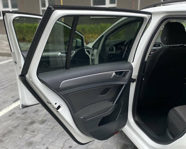 Белый Фольксваген Гольф, объемом двигателя 1.6 л и пробегом 275 тыс. км за 8700 $, фото 20 на Automoto.ua