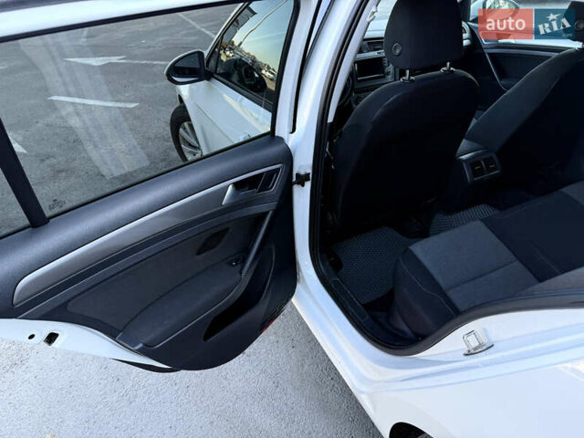 Белый Фольксваген Гольф, объемом двигателя 1.6 л и пробегом 256 тыс. км за 9500 $, фото 17 на Automoto.ua