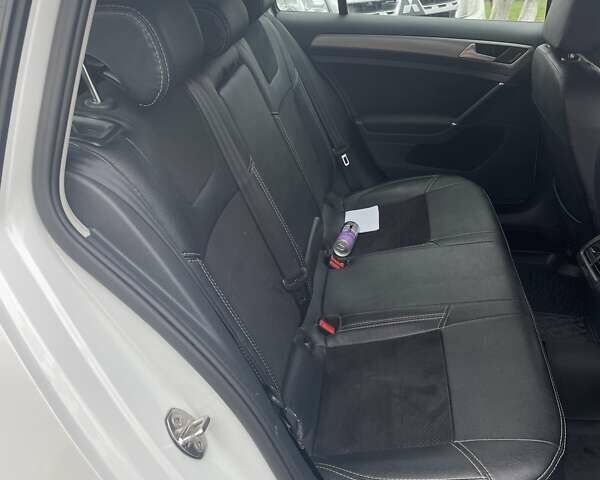 Белый Фольксваген Гольф, объемом двигателя 1.6 л и пробегом 233 тыс. км за 9000 $, фото 11 на Automoto.ua