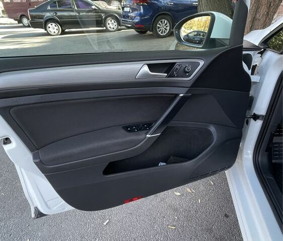 Белый Фольксваген Гольф, объемом двигателя 1.6 л и пробегом 255 тыс. км за 10900 $, фото 11 на Automoto.ua