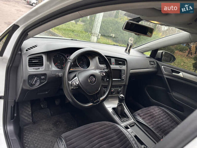 Белый Фольксваген Гольф, объемом двигателя 1.6 л и пробегом 246 тыс. км за 9350 $, фото 12 на Automoto.ua