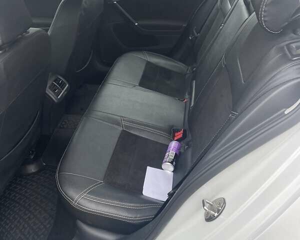 Белый Фольксваген Гольф, объемом двигателя 1.6 л и пробегом 233 тыс. км за 9000 $, фото 4 на Automoto.ua