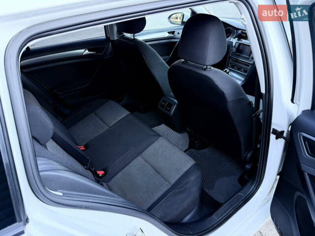 Белый Фольксваген Гольф, объемом двигателя 1.6 л и пробегом 256 тыс. км за 9500 $, фото 16 на Automoto.ua