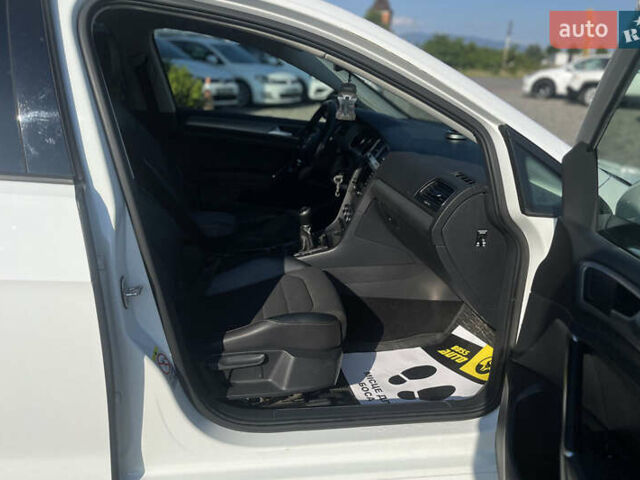 Белый Фольксваген Гольф, объемом двигателя 1.6 л и пробегом 268 тыс. км за 11000 $, фото 12 на Automoto.ua