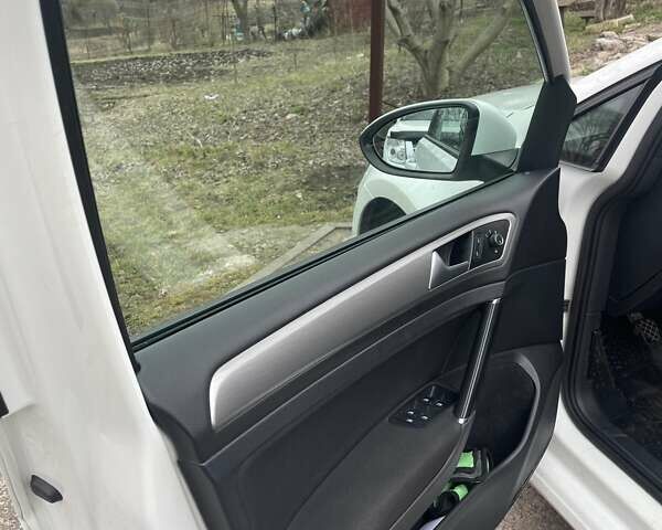 Белый Фольксваген Гольф, объемом двигателя 1.6 л и пробегом 233 тыс. км за 9000 $, фото 7 на Automoto.ua