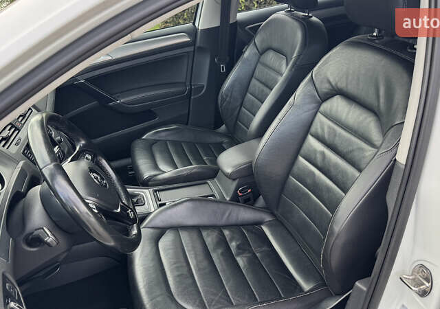 Белый Фольксваген Гольф, объемом двигателя 1.4 л и пробегом 218 тыс. км за 11300 $, фото 5 на Automoto.ua