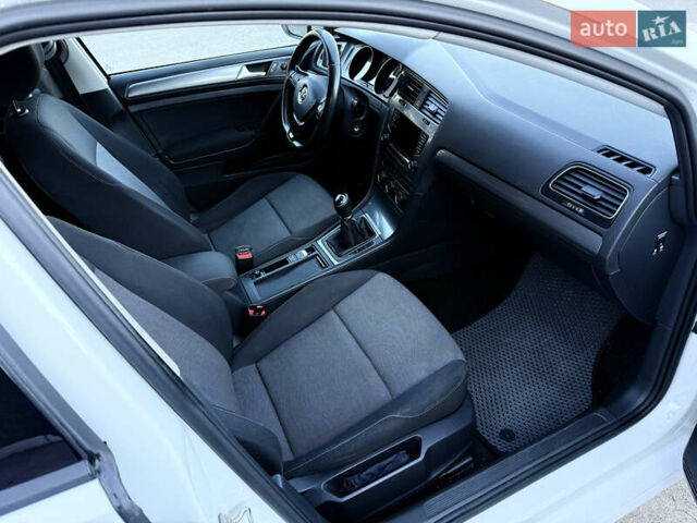 Белый Фольксваген Гольф, объемом двигателя 1.6 л и пробегом 256 тыс. км за 9500 $, фото 18 на Automoto.ua