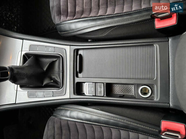 Белый Фольксваген Гольф, объемом двигателя 1.6 л и пробегом 246 тыс. км за 9350 $, фото 30 на Automoto.ua