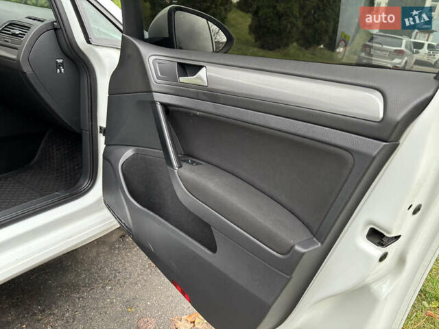 Белый Фольксваген Гольф, объемом двигателя 1.6 л и пробегом 246 тыс. км за 9350 $, фото 17 на Automoto.ua