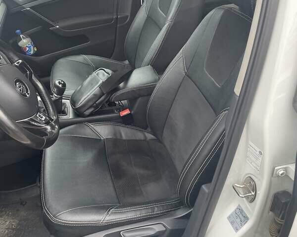 Белый Фольксваген Гольф, объемом двигателя 1.6 л и пробегом 233 тыс. км за 9000 $, фото 5 на Automoto.ua