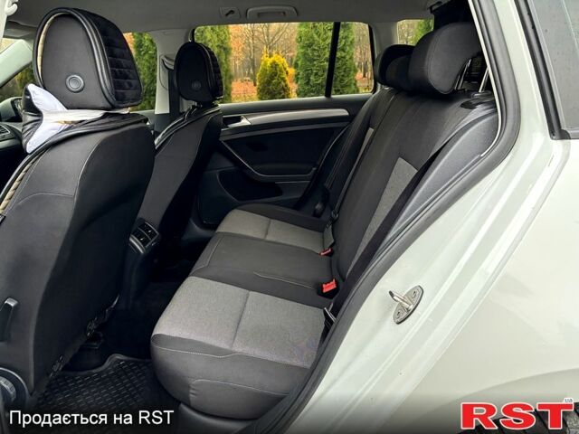 Білий Фольксваген Гольф, об'ємом двигуна 1.6 л та пробігом 246 тис. км за 9350 $, фото 8 на Automoto.ua