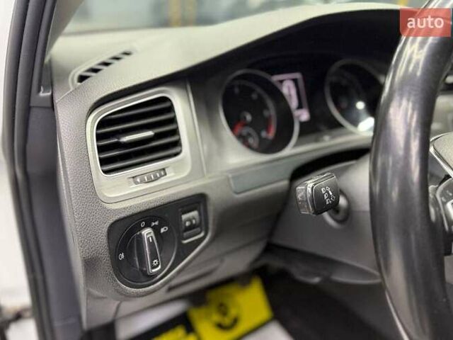 Фольксваген Гольф 2014 в Черновцах на Automoto.ua Белый Фольксваген Гольф, объемом двигателя 1.6 л и пробегом 231 тыс. км за 11400 $, фото 11 на Automoto.ua