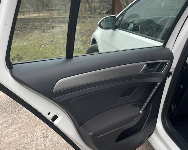 Белый Фольксваген Гольф, объемом двигателя 1.6 л и пробегом 233 тыс. км за 9000 $, фото 8 на Automoto.ua