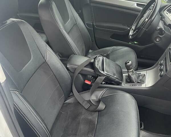 Белый Фольксваген Гольф, объемом двигателя 1.6 л и пробегом 233 тыс. км за 9000 $, фото 13 на Automoto.ua