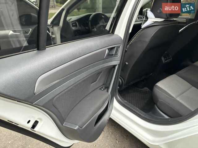 Белый Фольксваген Гольф, объемом двигателя 1.6 л и пробегом 246 тыс. км за 9350 $, фото 13 на Automoto.ua