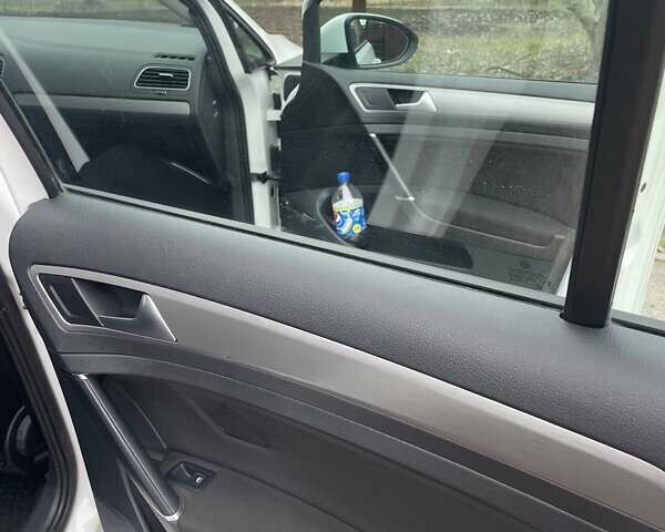 Белый Фольксваген Гольф, объемом двигателя 1.6 л и пробегом 233 тыс. км за 9000 $, фото 9 на Automoto.ua