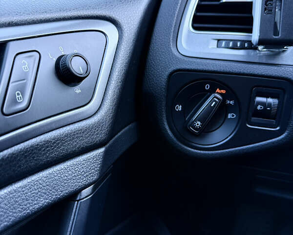 Белый Фольксваген Гольф, объемом двигателя 1.6 л и пробегом 256 тыс. км за 9500 $, фото 29 на Automoto.ua