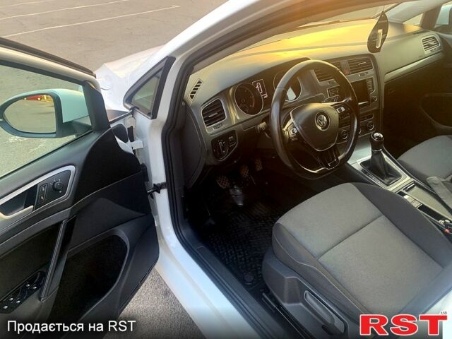 Белый Фольксваген Гольф, объемом двигателя 1.6 л и пробегом 258 тыс. км за 10700 $, фото 5 на Automoto.ua