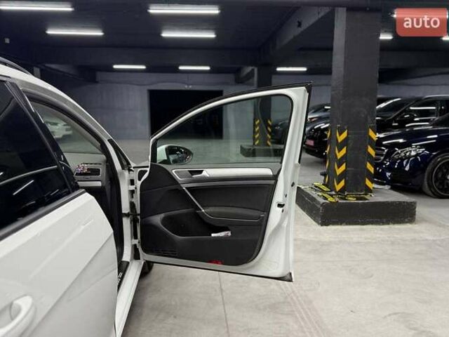 Фольксваген Гольф 2014 в Черновцах на Automoto.ua Белый Фольксваген Гольф, объемом двигателя 1.6 л и пробегом 231 тыс. км за 11400 $, фото 19 на Automoto.ua