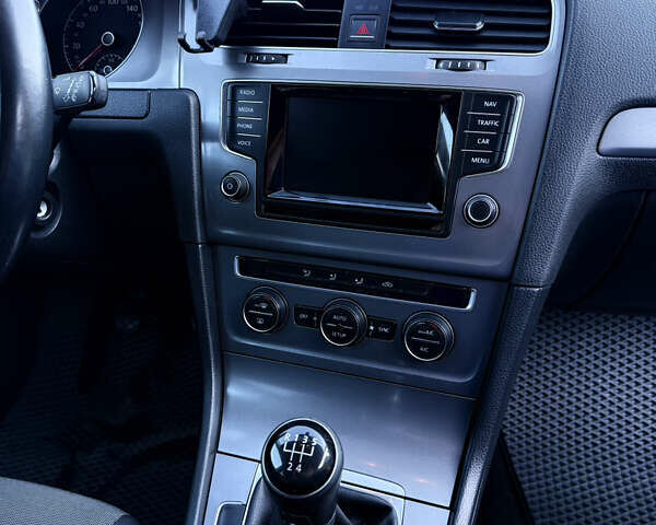 Белый Фольксваген Гольф, объемом двигателя 1.6 л и пробегом 256 тыс. км за 9500 $, фото 19 на Automoto.ua