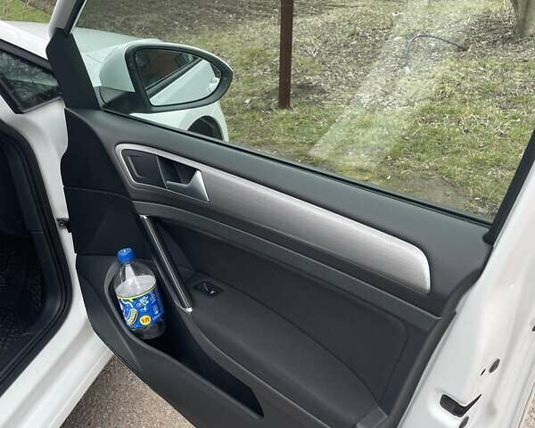 Белый Фольксваген Гольф, объемом двигателя 1.6 л и пробегом 233 тыс. км за 9000 $, фото 12 на Automoto.ua